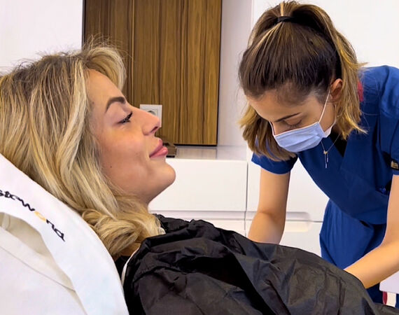 Influencer @eilishflesch voor Neuscorrectie naar Esteworld