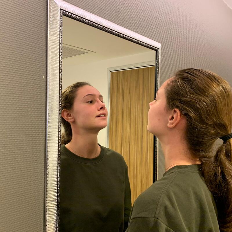 Marielle, voor een neuscorrectie moet je bij Esteworld zijn.