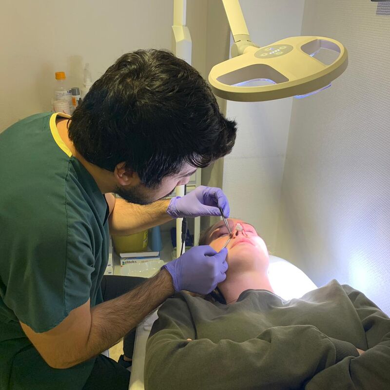 Marielle, voor een neuscorrectie moet je bij Esteworld zijn.