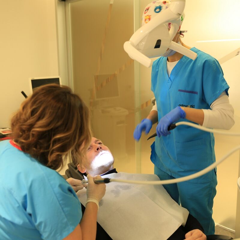 Via 3 vrienden bij Esteworld voor facings en kronen