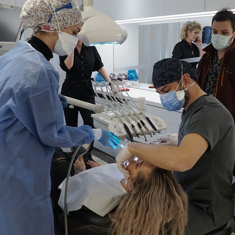 @EvelienNellen voor kronen en facings naar Turkije