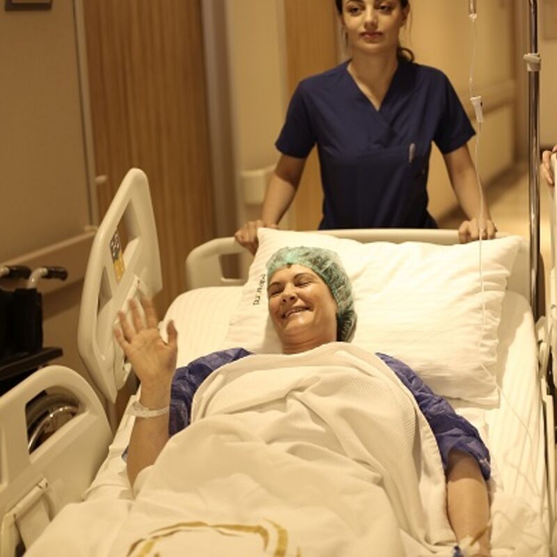 Caroline, kostenplaatje voor buikwandcorrectie in NL te hoog