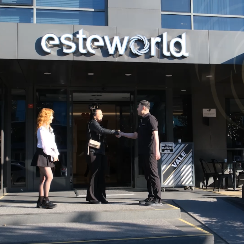 Sjanine, niet tevreden van buikwandcorrectie in Nederland nu naar Esteworld